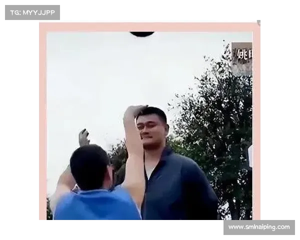 姚明身高2米26站在犀牛旁显得如大狗 奥尼尔在他面前犹如小鸟 姚明身高2米26站在犀牛旁显得如大狗 奥尼尔在他面前犹如小鸟